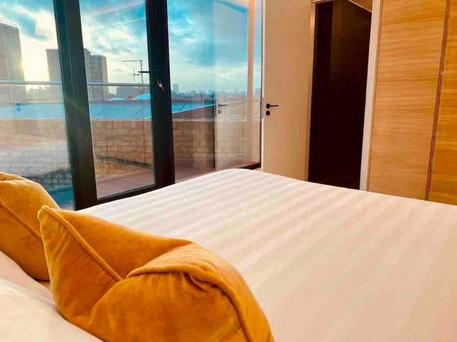 Large 3 Bed 3 Bathrooms Penthouse With Terrace And City Views In Лондон Екстериор снимка